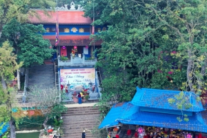 Đền Đá Thiên thu hút trên 20.000 lượt khách trong 10 ngày đầu xuân Bính Ngọ 2026