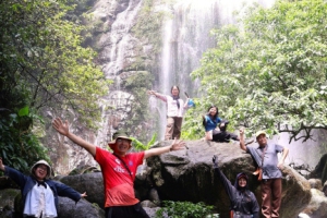 Hành trình hiking khám phá suối, thác Lủng Páng  và những cây chè San Tuyết cổ giữa đại ngàn Phong Quang