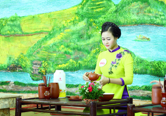 Các thí sinh tham dự Cuộc thi “Người đẹp xứ Trà” (trong khuôn khổ Festival Trà Thái Nguyên - Việt Nam lần thứ 3, năm 2015) tham dự phần thi pha trà tinh tế. Ảnh: Quốc Phong