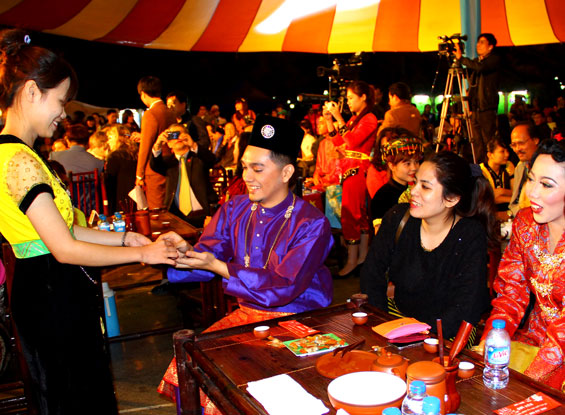  Du khách trong nước, quốc tế thưởng trà tại Lễ hội Văn hóa Trà - Văn hóa ASEAN tổ chức tại Bảo tàng.
