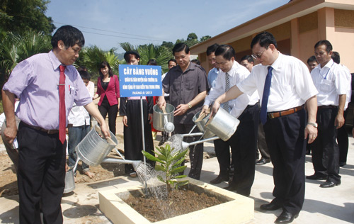 Các đại biểu trồng cây lưu niệm tại khuôn viên di tích nơi thành lập Ủy ban Kiểm tra Trung ương
