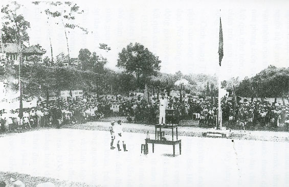 Lễ mít tinh thành lập Chính quyền cách mạng tỉnh Thái Nguyên tổ chức tại Sân vận động tỉnh ngày 20-8-1945. Ảnh: Tư liệu