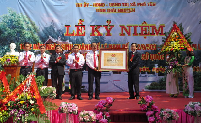 Đồng chí Dương Ngọc Long, Phó Bí thư Tỉnh ủy, Chủ tịch UBND tỉnh trao Bằng di tích Quốc gia cho lãnh đạo T.X Phổ Yên và xã Tiên Phong.