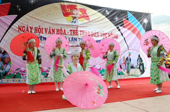 Thiếu nữ người dân tộc Mông biểu diễn văn nghệ tại Ngày hội