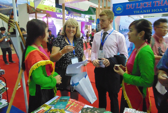 Du khách quốc tế đến tham quan, tìm hiểu về các sản phẩm du lịch của Thái Nguyên được giới thiệu tại hội chợ.