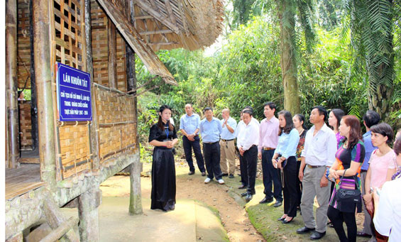 Du khách tham quan di tích lán Khuôn Tát, xã Phú Đình (Định Hóa), nơi Bác Hồ từng ở và làm việc trong những năm kháng chiến chống thực dân Pháp (1947-1954).