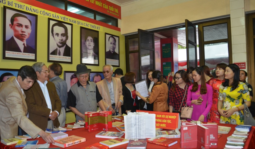 Triển lãm “Đảng Cộng sản Việt Nam, Quốc hội Việt Nam Những chặng đường lịch sử” b