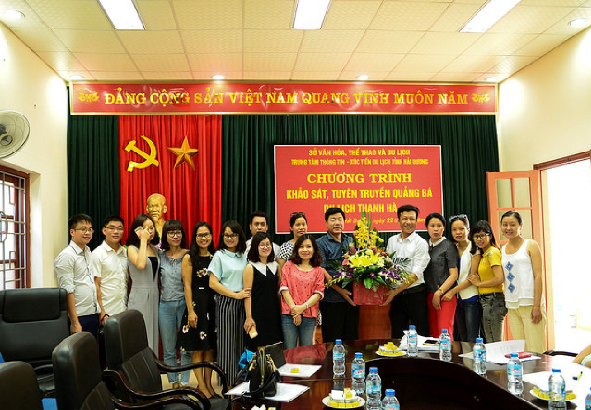 Đoàn khảo sát chụp ảnh lưu niệm tại Trung tâm thông tin xúc tiến du lịch tỉnh Hải