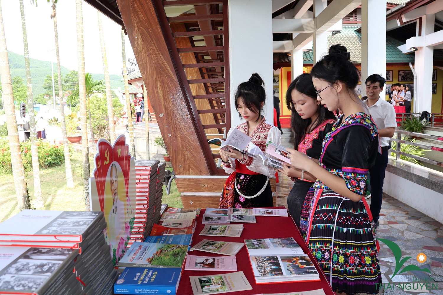 Các em học sinh, sinh viên tìm hiểu tư liệu về Chủ tịch Hồ Chí Minh.