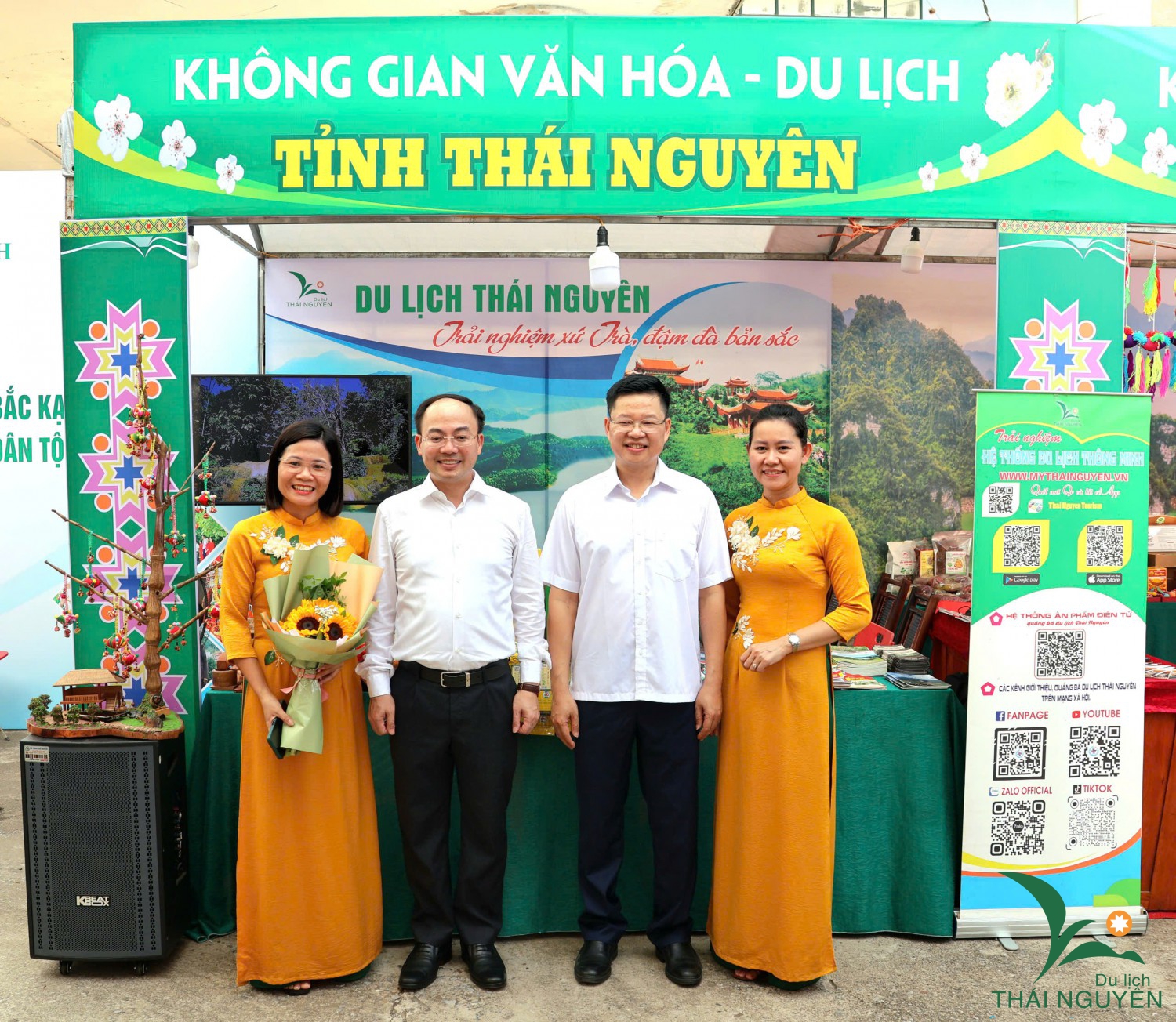 Các đại biểu tham quan và chụp ảnh lưu niệm tại không gian văn hóa - du lịch của tỉnh Thái Nguyên.