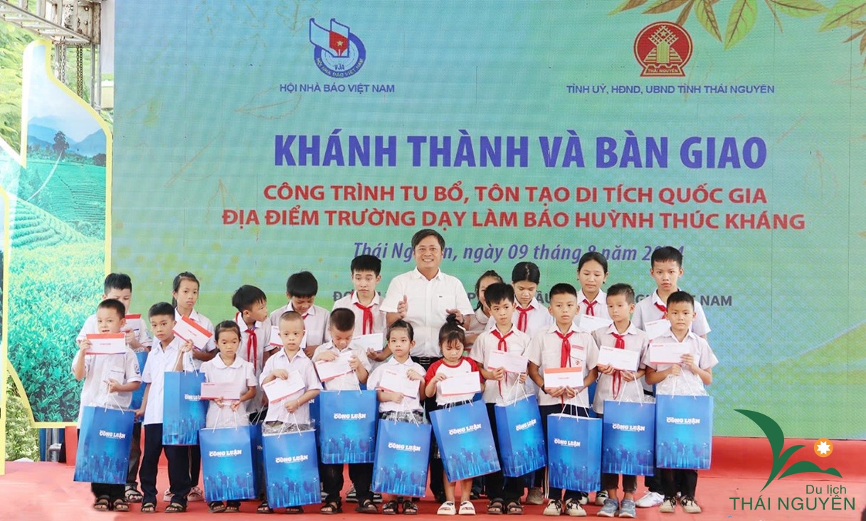 Đơn vị tài trợ tặng quà cho các học sinh nghèo xã Tân Thái, huyện Đại Từ, tỉnh Thái Nguyên